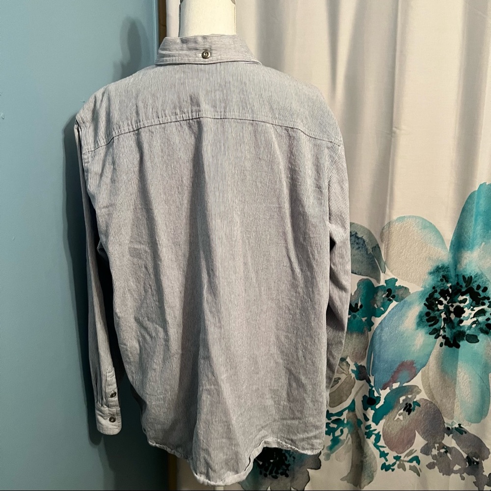Pin strip button up - Picture 2 of 4